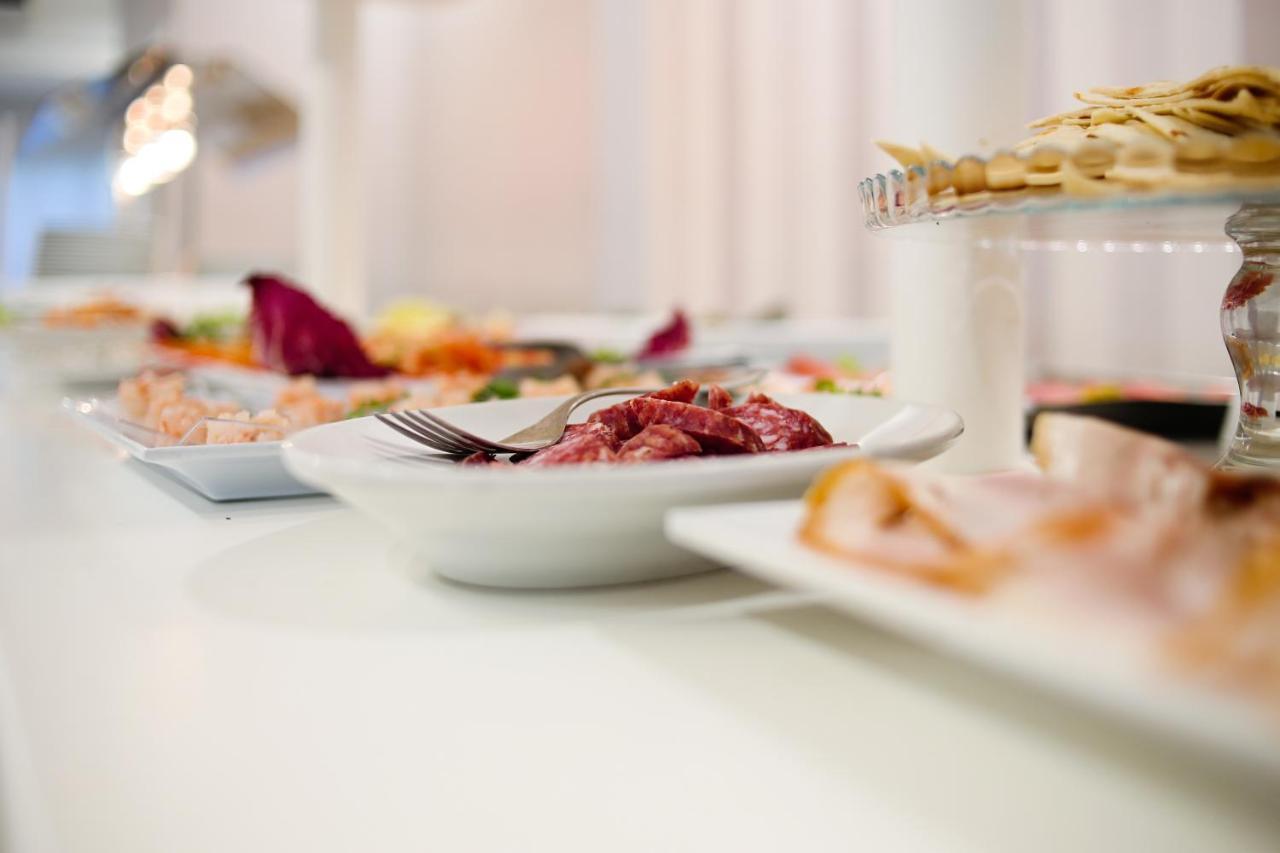 Hotel Falco Riccione Buitenkant foto