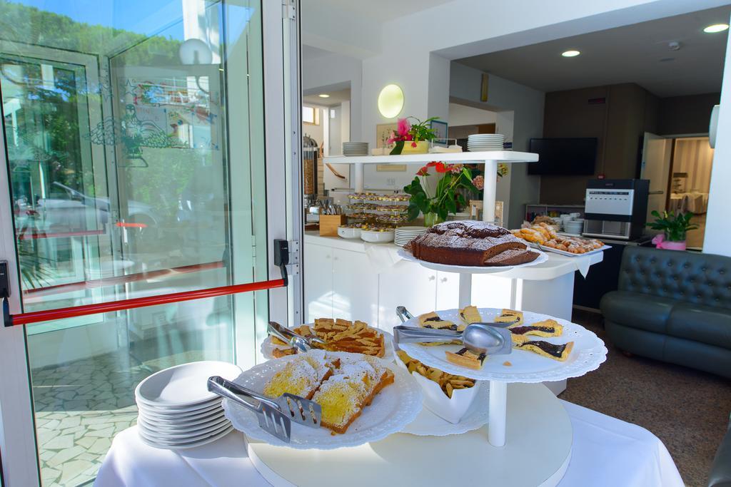 Hotel Falco Riccione Buitenkant foto
