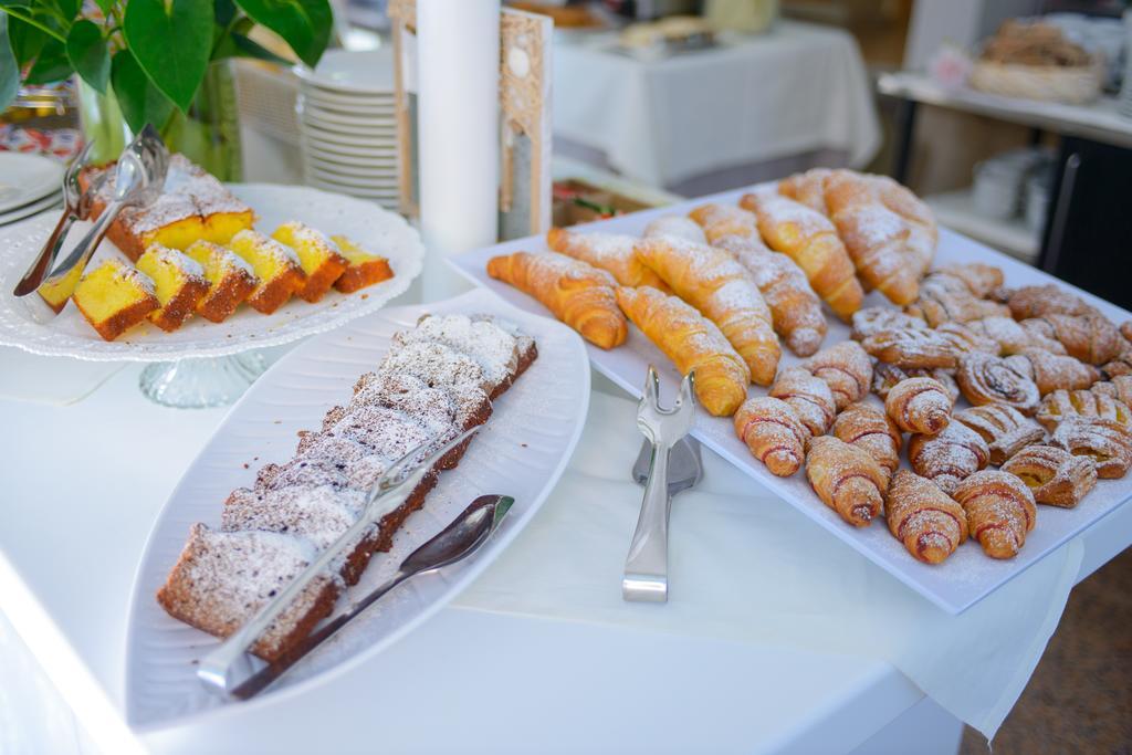 Hotel Falco Riccione Buitenkant foto