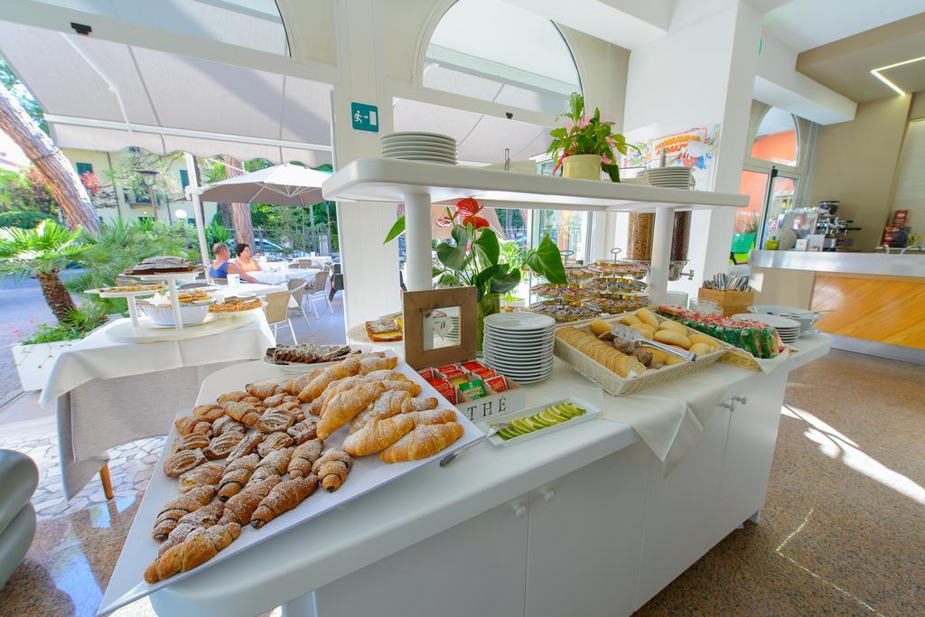 Hotel Falco Riccione Buitenkant foto