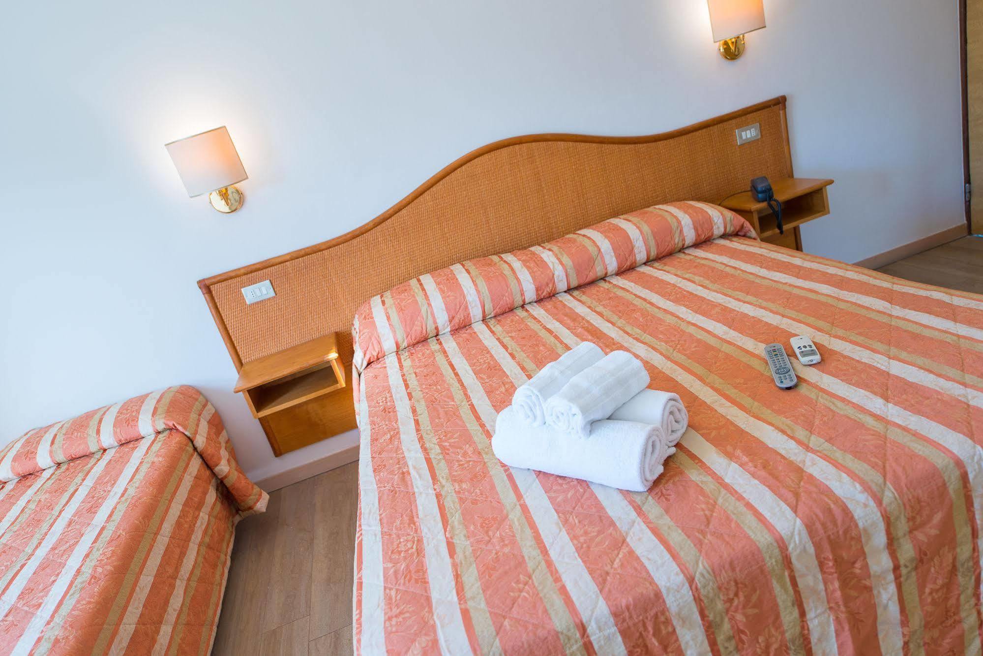 Hotel Falco Riccione Buitenkant foto