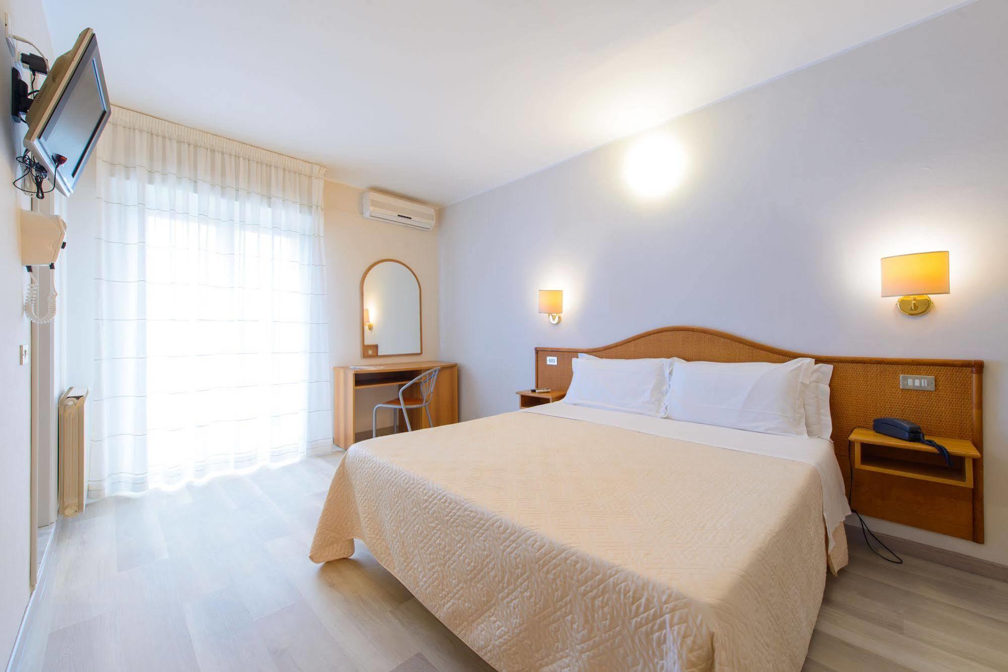Hotel Falco Riccione Buitenkant foto