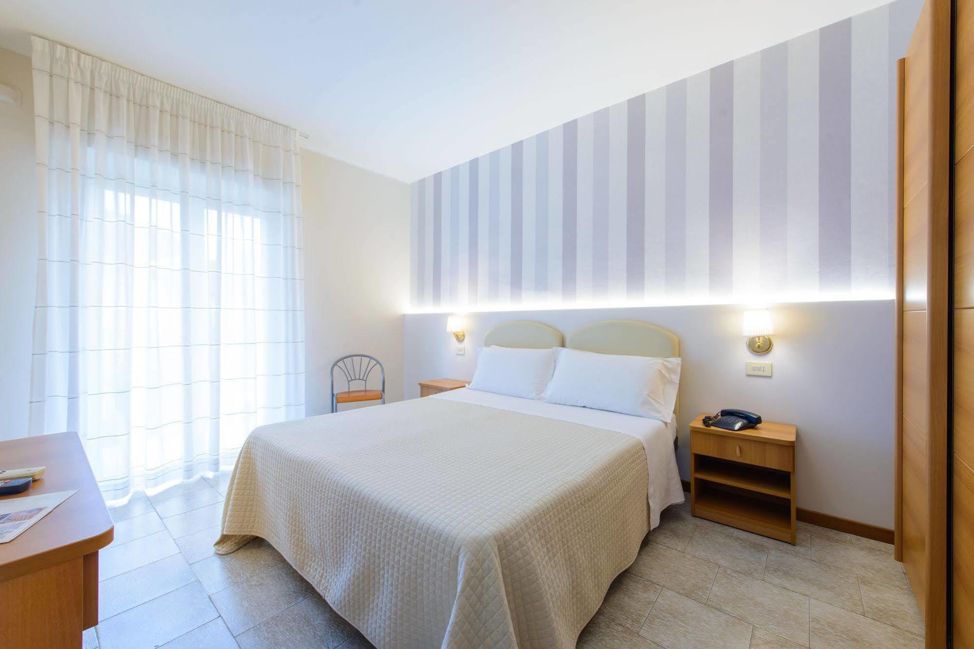 Hotel Falco Riccione Buitenkant foto