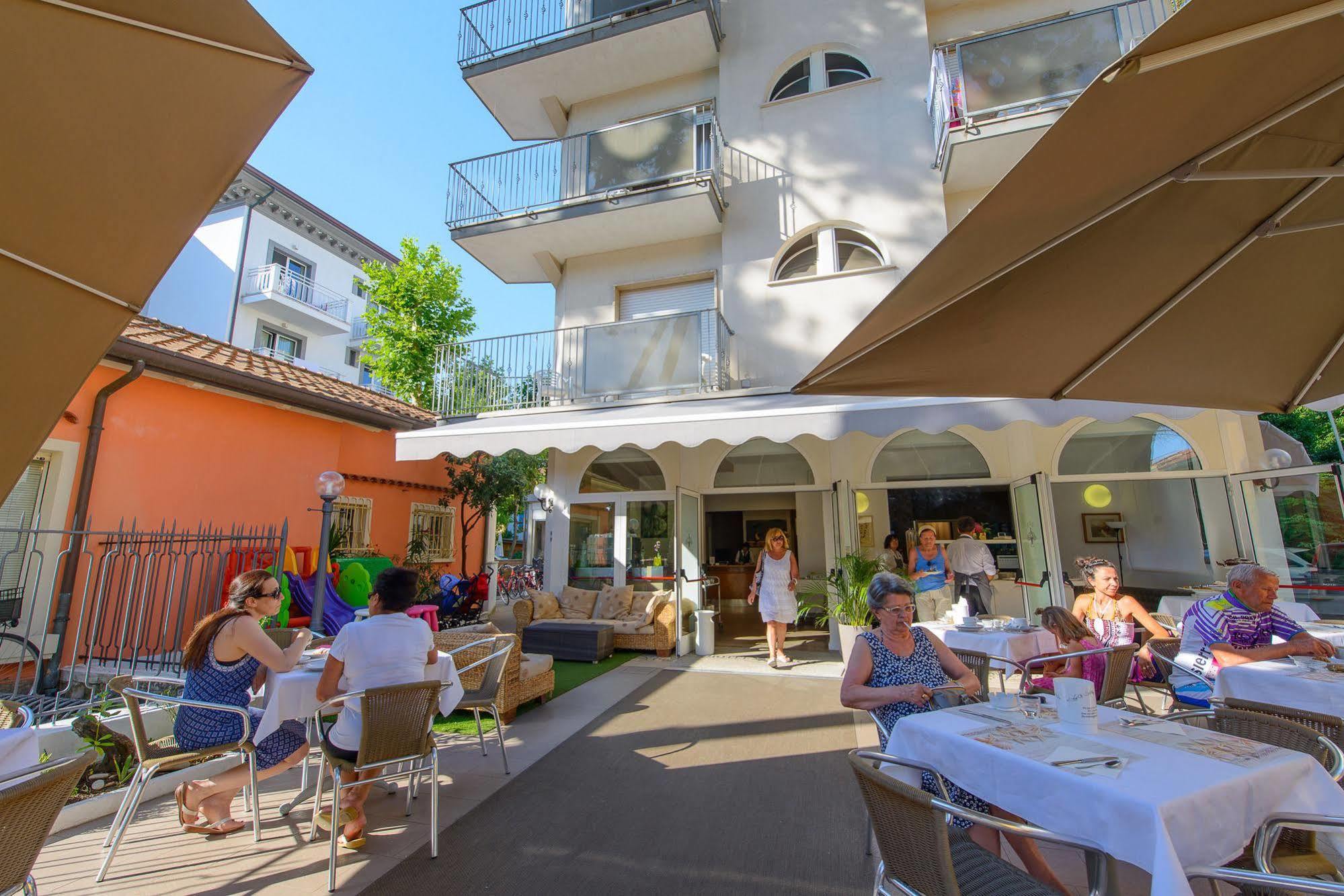 Hotel Falco Riccione Buitenkant foto